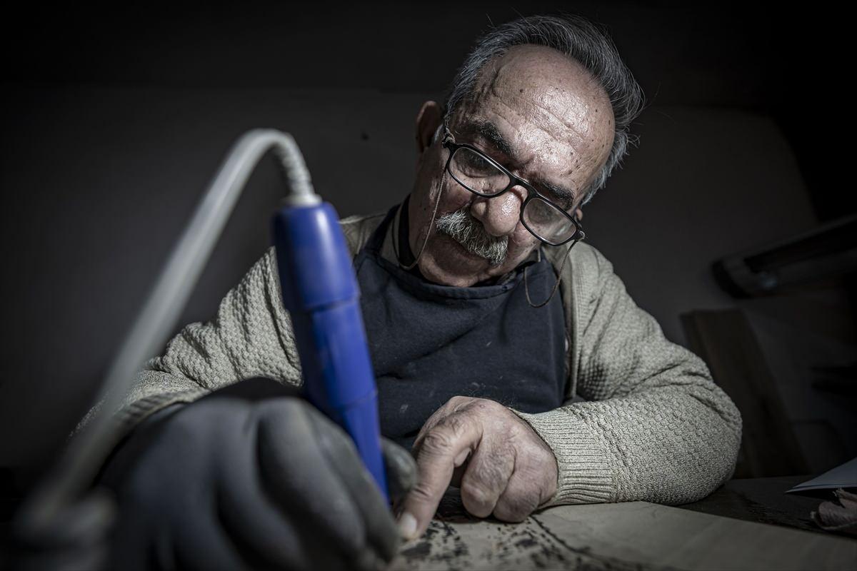 İşleyen, ahşap oymacılığı yaparken