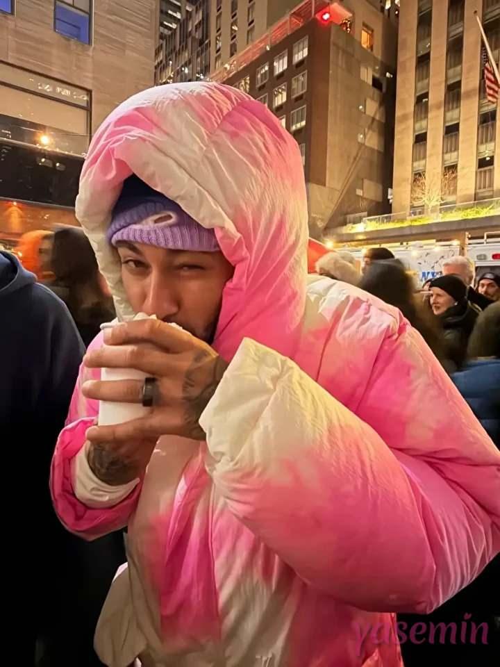 Neymar, yüzündeki kar maskesini çıkarınca