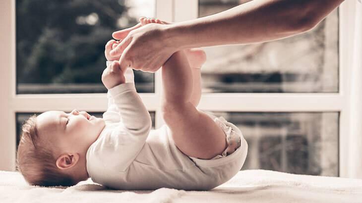 Bebek ve ebeveynin neşeli bir şekilde etkileşimi