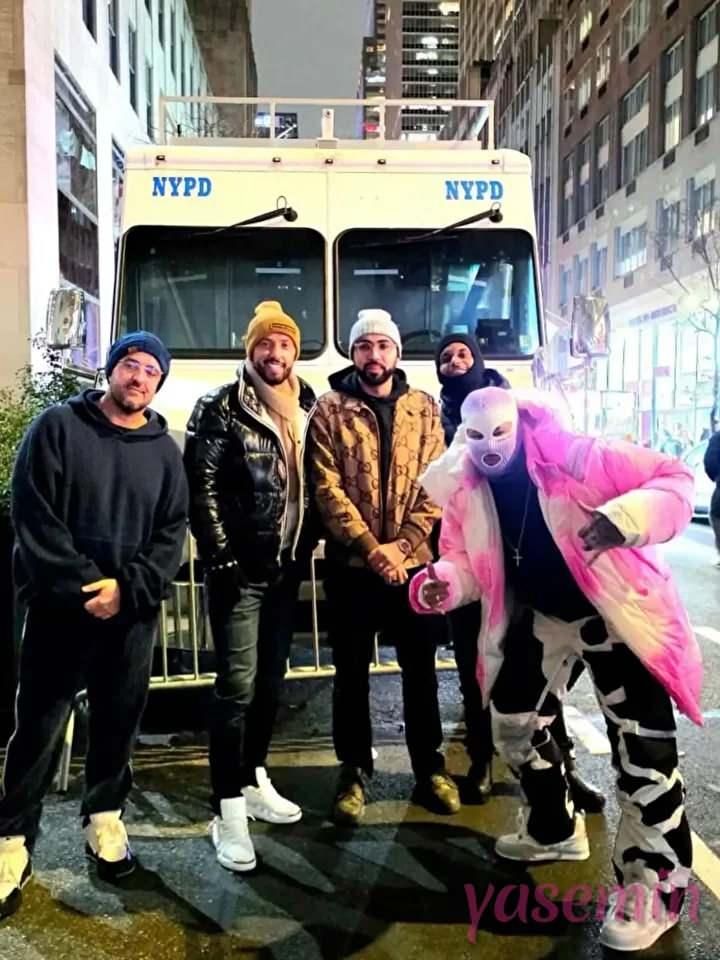 Neymarın ilginç kıyafet seçimi çevredeki vatandaşlar tarafından ilgi çekti