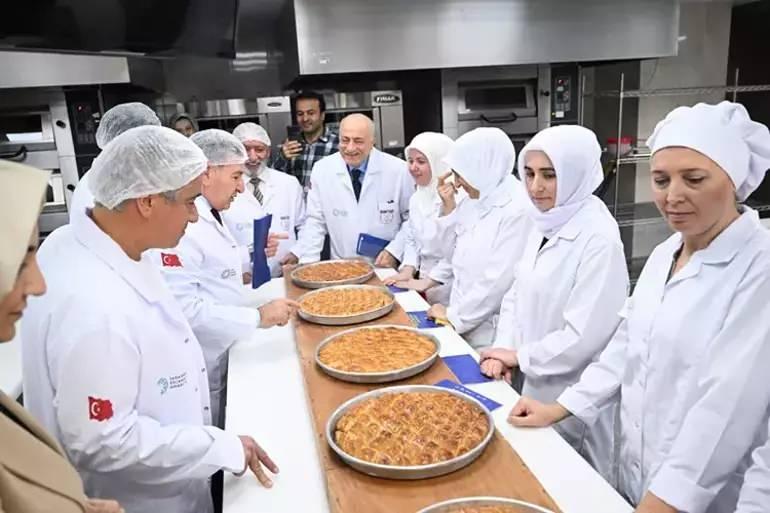 Kadın girişimciler baklavalarını jüriye sunarken