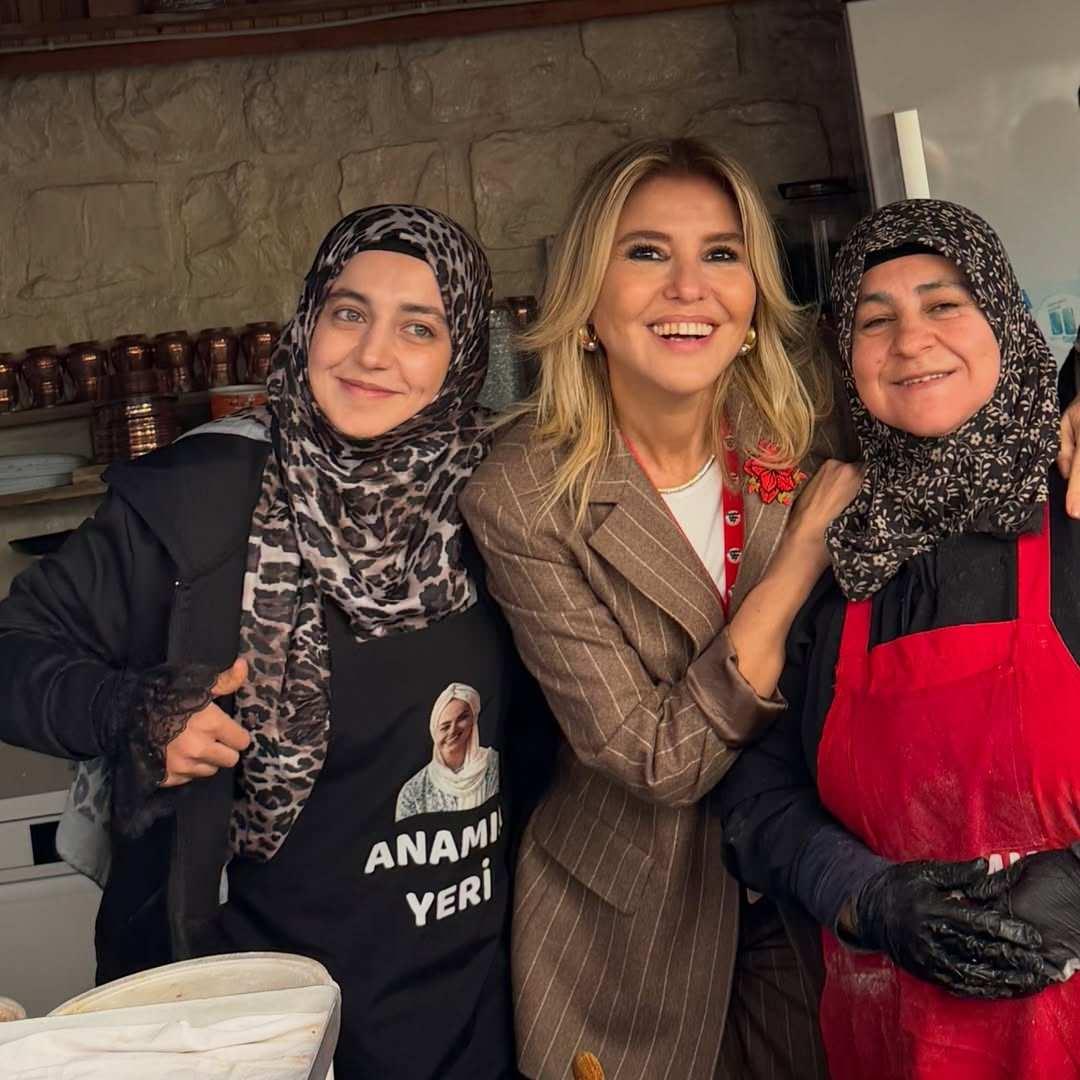 Gülben Ergenin elini tutmadığı iddia edilen kadın ve annesiyle çekilmiş fotoğrafı