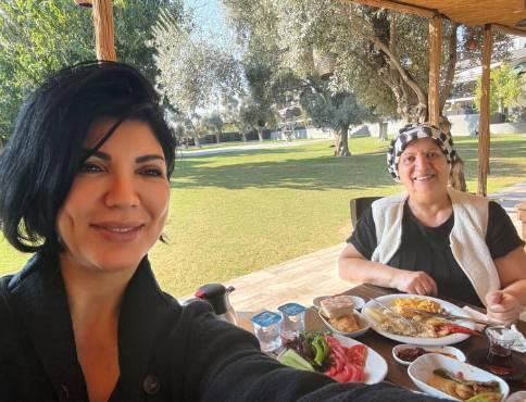 Özcan Denizin annesi Kadriye Deniz ve kardeşi Yurda Gürler