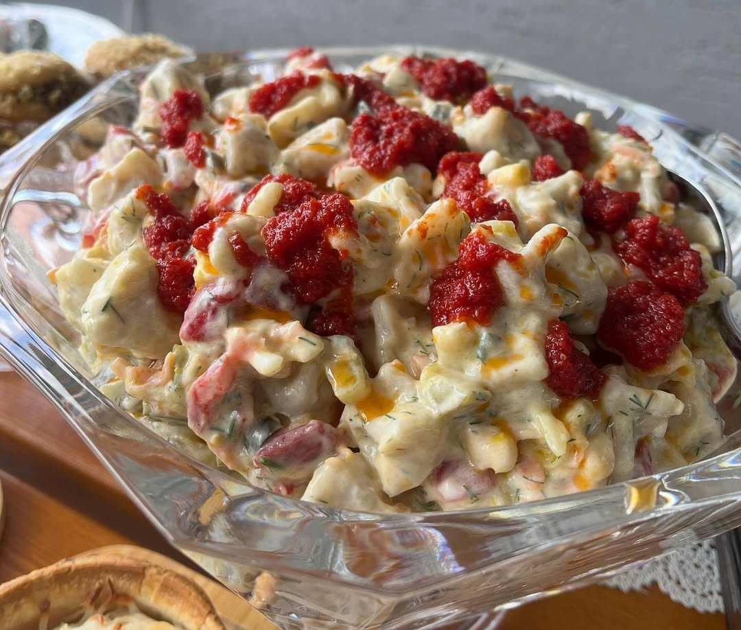 Mantı salatası, salçalı