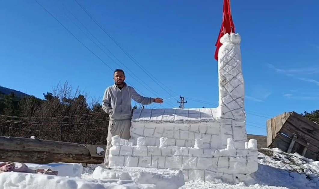 Sivasta Adem Soylu isimli bir baba çocukları için kardan Kız Kulesi yaptı