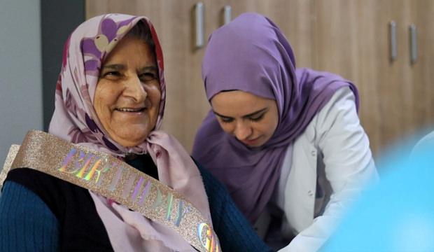Mutluluğu g&ouml;r&uuml;lmeye değer: İlk doğum g&uuml;n&uuml;n&uuml; 77 yaşında kutladı