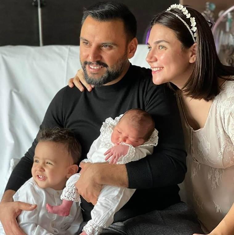 Buse Varol eşi Alişan ve iki çocuğu ile ortak karede.