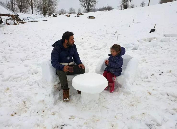 Sivasta bir baba kardan masa ve sandalye yaptı