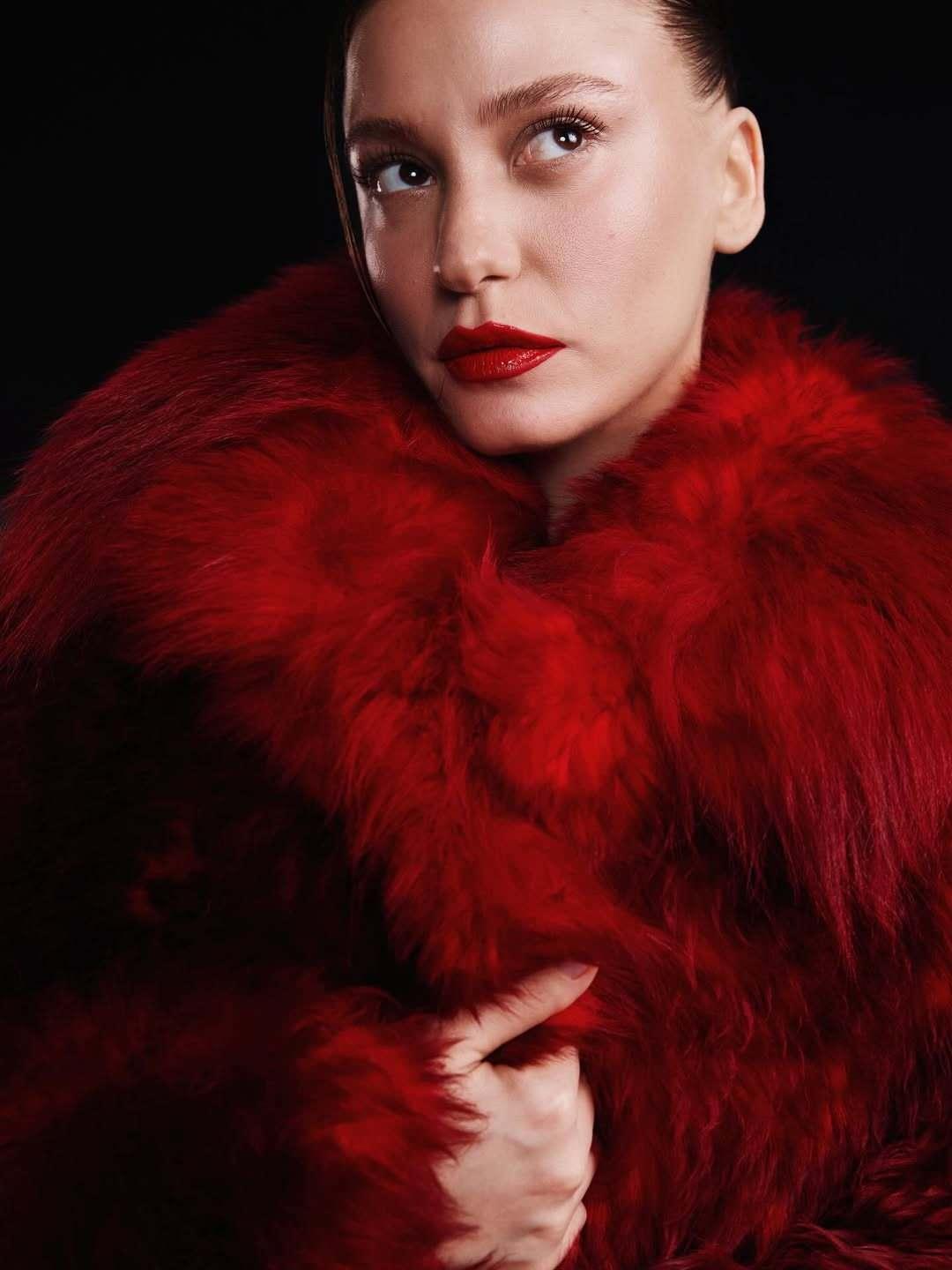 Serenay Sarıkaya kırmızı kürkü