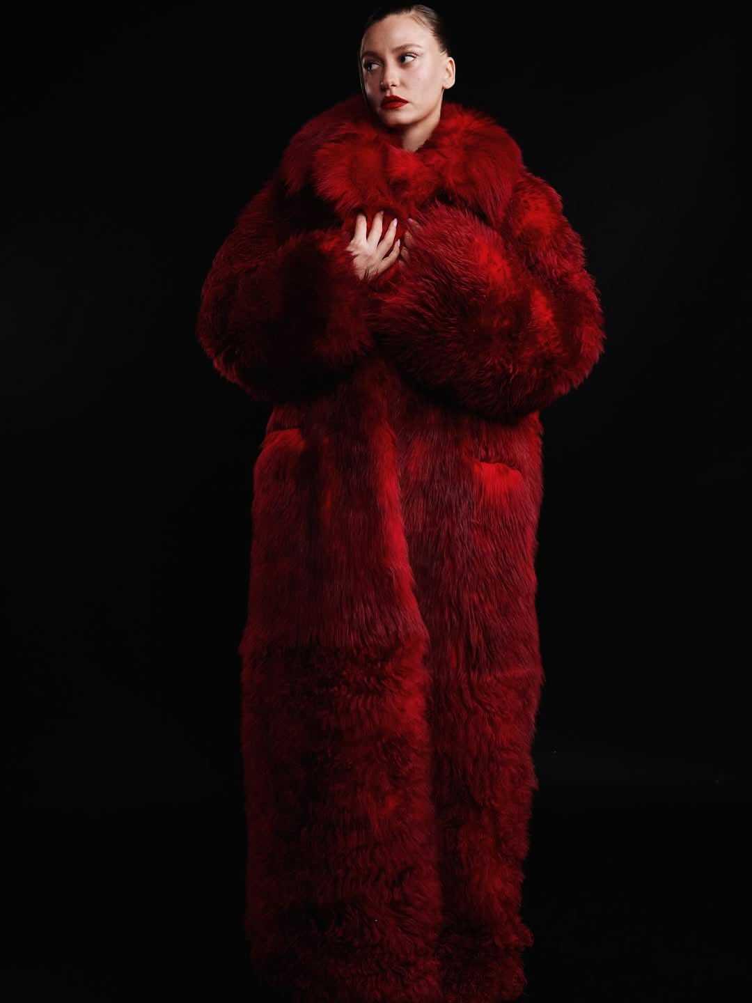 Serenay Sarıkaya kırmızı kürkü