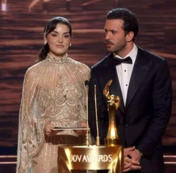 Hnade Erçel ve Barış Arduç sahnede konuşma yapıyor