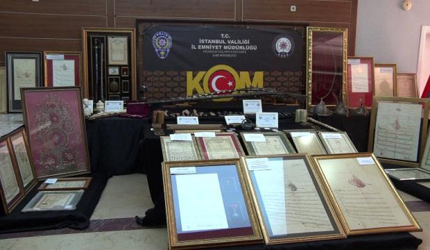 Sanki cephanelik! İstanbul'da kalkan, miğfer ve kılı&ccedil;lı dev tarihi eser operasyonu