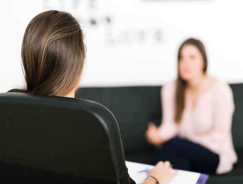 Psikolojik destek alan bir kadın