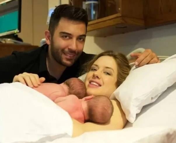 Wilma Elles ve Kerem Göğüşün ikiz bebekleriyle pozu