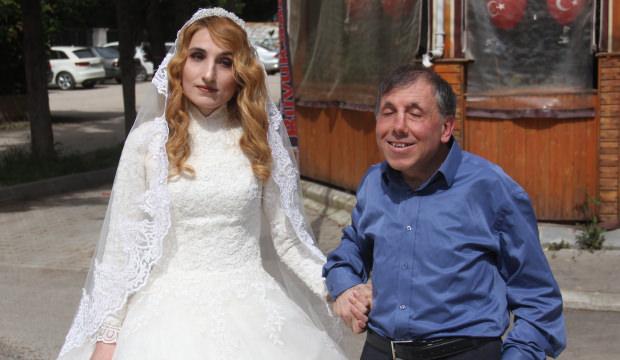 Adana'da g&ouml;rme engelli &ouml;ğretmen &ccedil;ifte otob&uuml;s &ccedil;arptı! Kahreden detay...