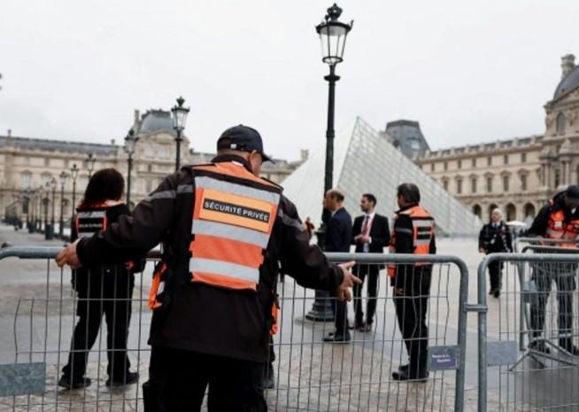 Louvre Müzesi önünde güvenlik önlemi 
