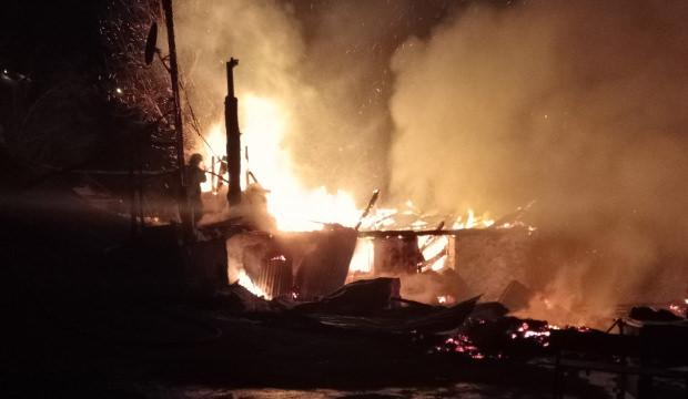 Ordu'da esrarengiz olay! İtfaiye ekipleri yanan evin bah&ccedil;esinde asılı halde buldu