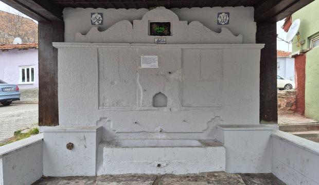 Yer: Eskişehir! Tarihi &ccedil;eşmede &ccedil;irkin olay: Muhtar &ccedil;areyi yazı asmakta buldu