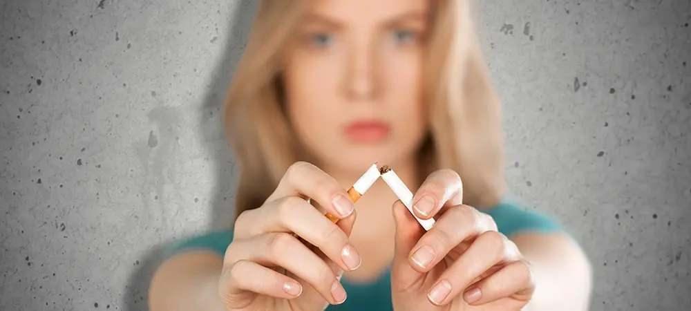 Sigarayı kıran bir kadın