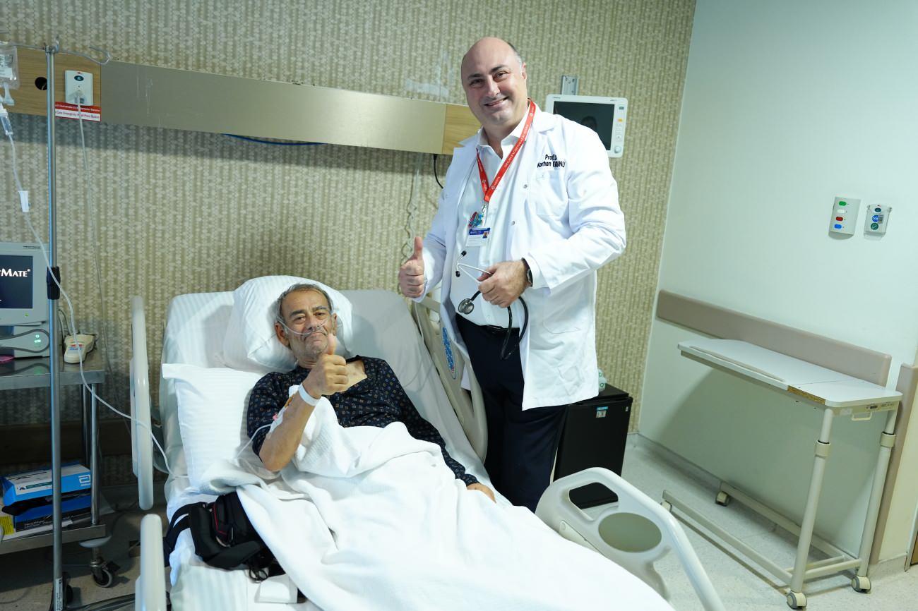 Kalp Damar Cerrahisi Uzmanı Prof. Dr. Korhan Erkanlı ve hastası Burhan Yılmaz