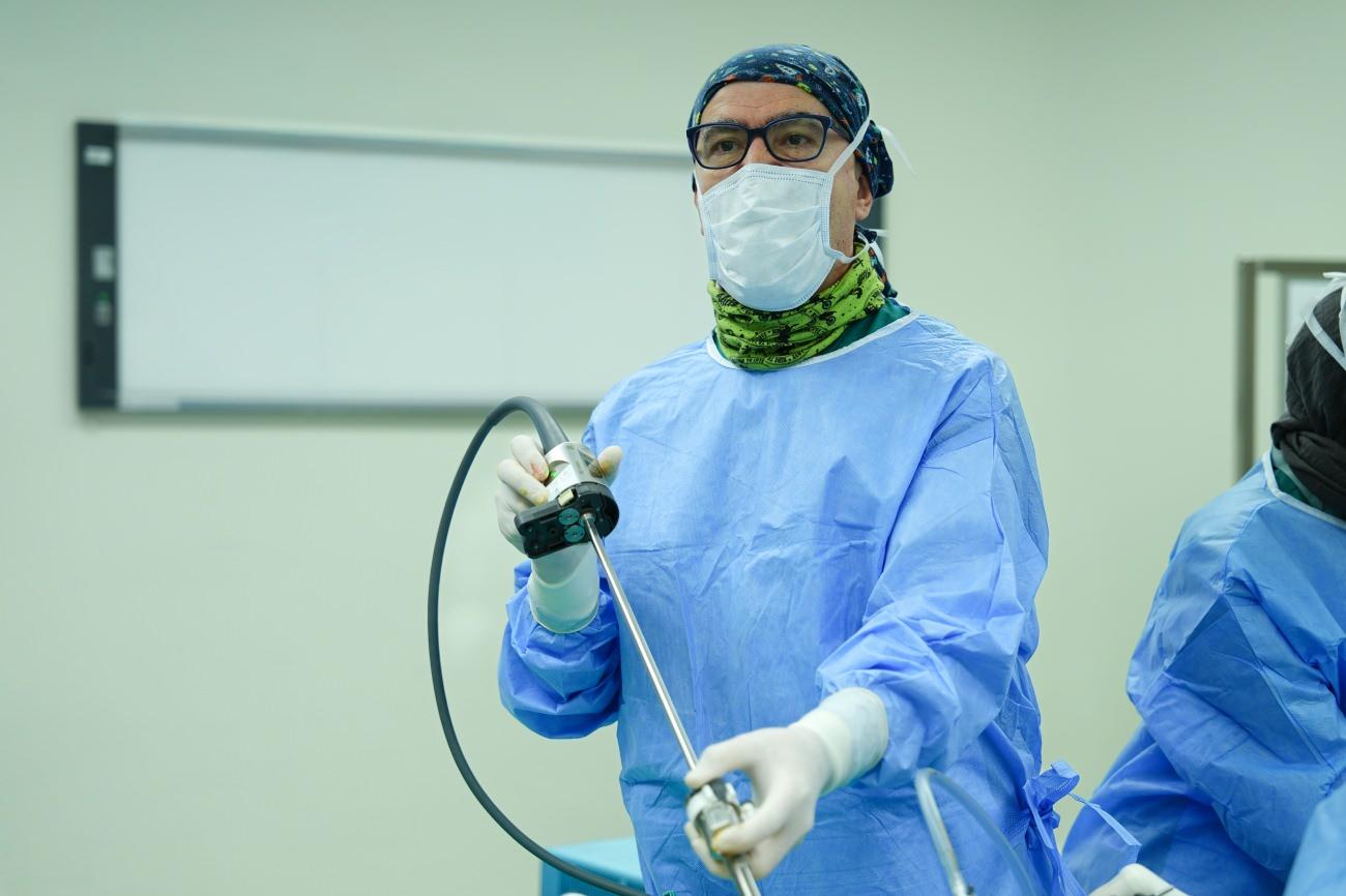 Medipol Sağlık Grubundan Genel Cerrahi Uzmanı Doç. Dr. Yaşar Özdenkaya fıtık ameliyatında