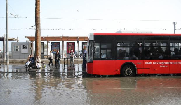İzmir'de fırtına nedeniyle deniz taştı