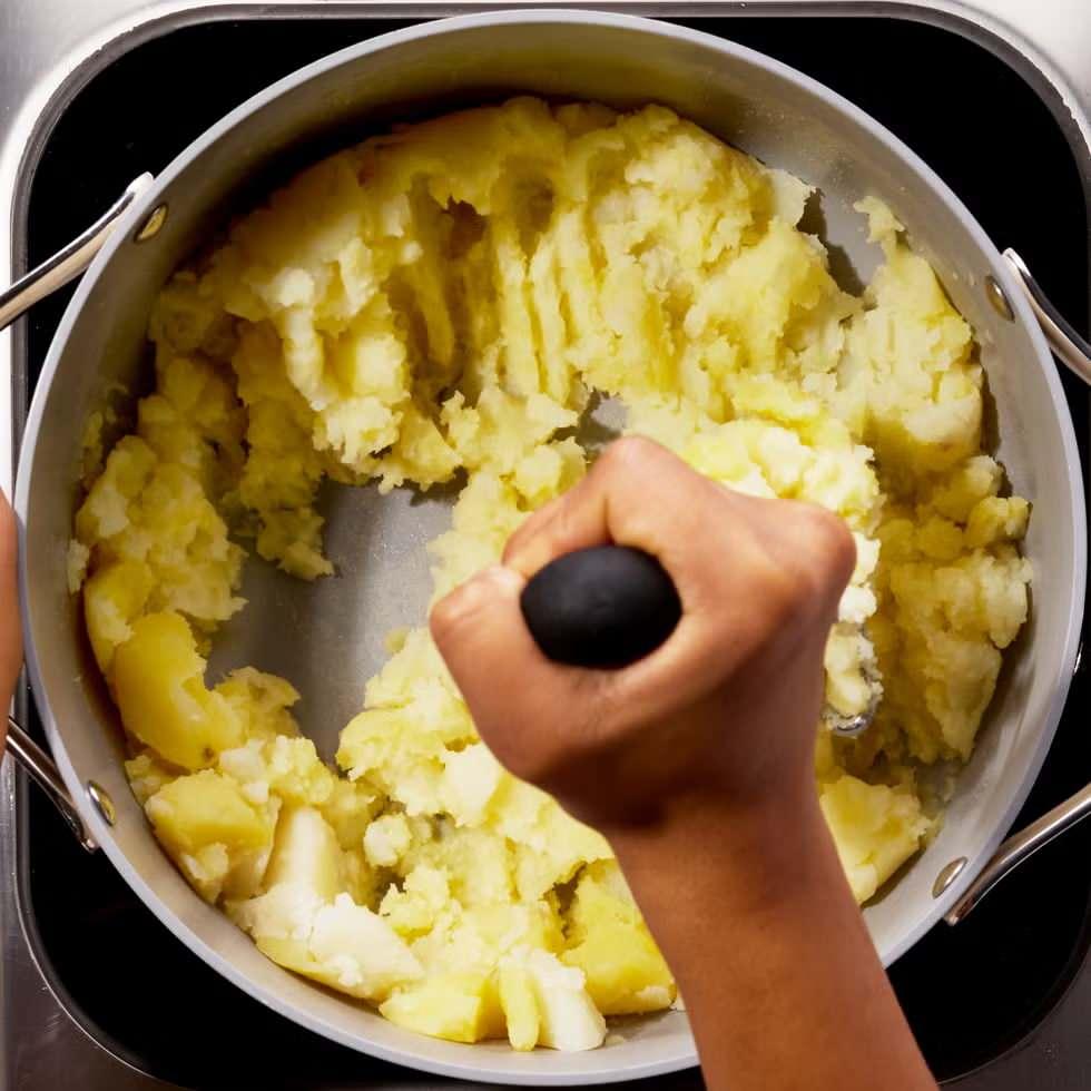 Patates püresi için patates ezmek