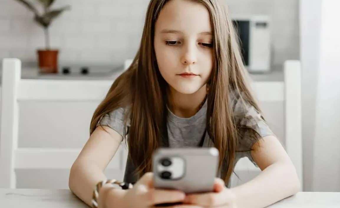 Sosyal medyada gezen çocuk