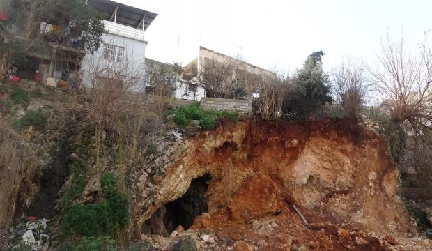 Hatay'da toprak kaydı, evlerin altındaki mağara g&uuml;n y&uuml;z&uuml;ne &ccedil;ıktı
