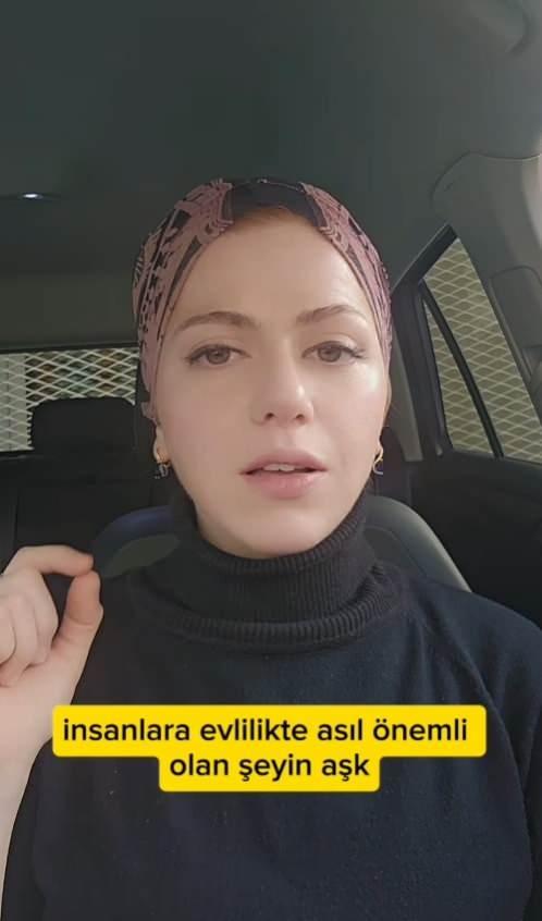  Psikolog Esra Özbey