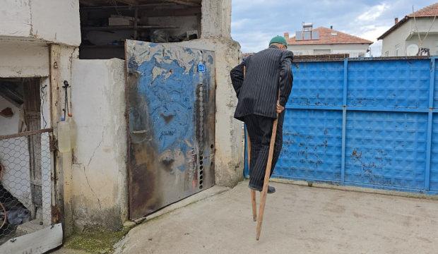 Samsun'da ilgin&ccedil; gelenek: 83 yaşındaki adam tahta bacakla dolaşıyor