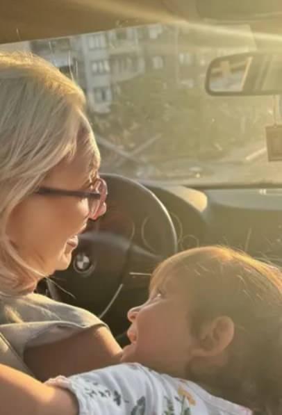 Güllü ve torunu Azra