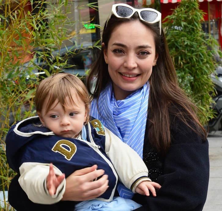 Zeynep Tuğçe Bayat ve oğlu Atlas