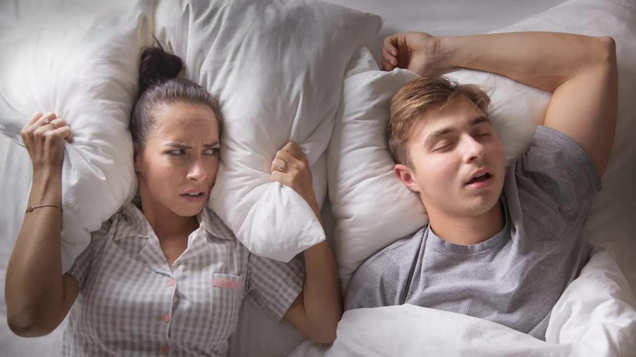 Horlayan bir adam ve bu sesten uyuyamayan eşi