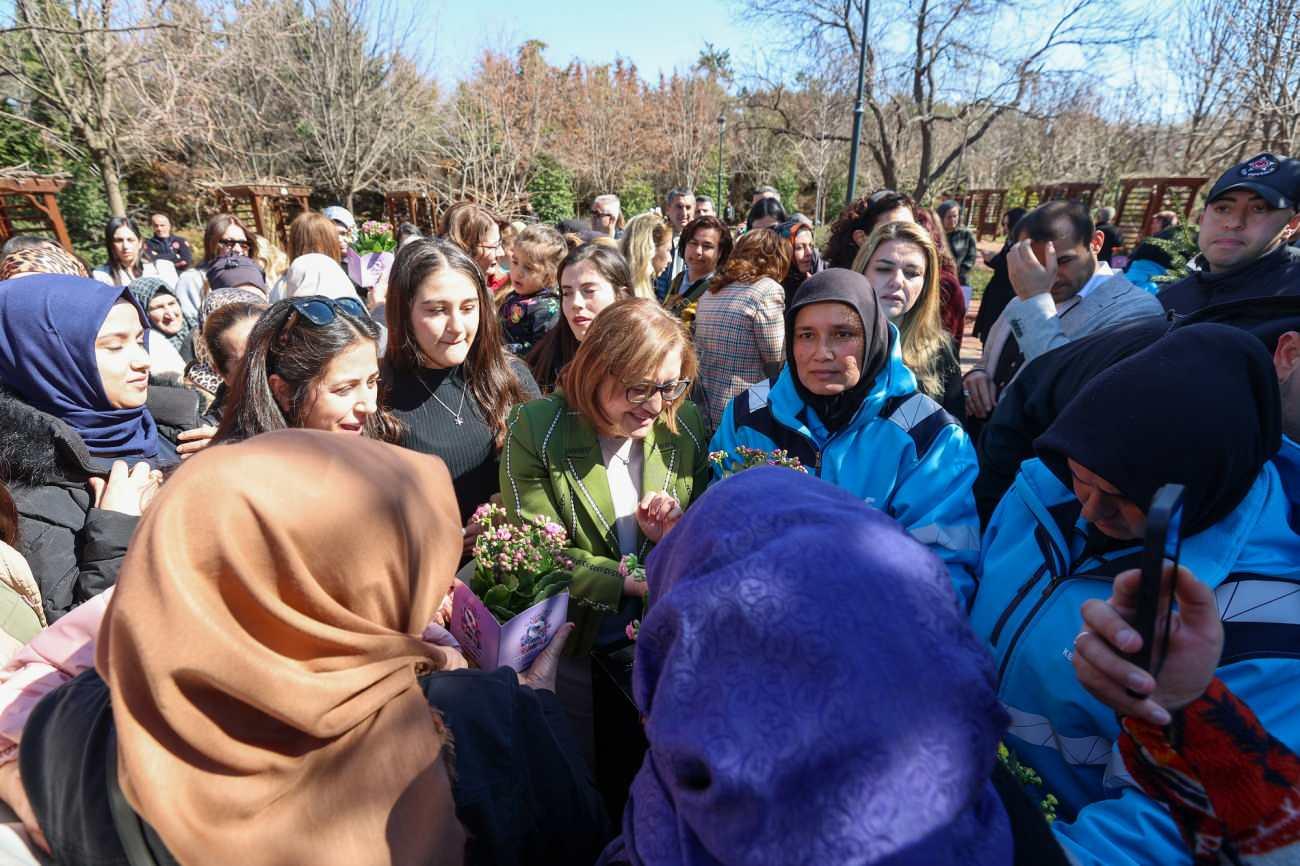 Gaziantep Büyükşehir Belediye Başkanı Fatma Şahin ve katılım sağlayan kadınlardan sadece birkaçı