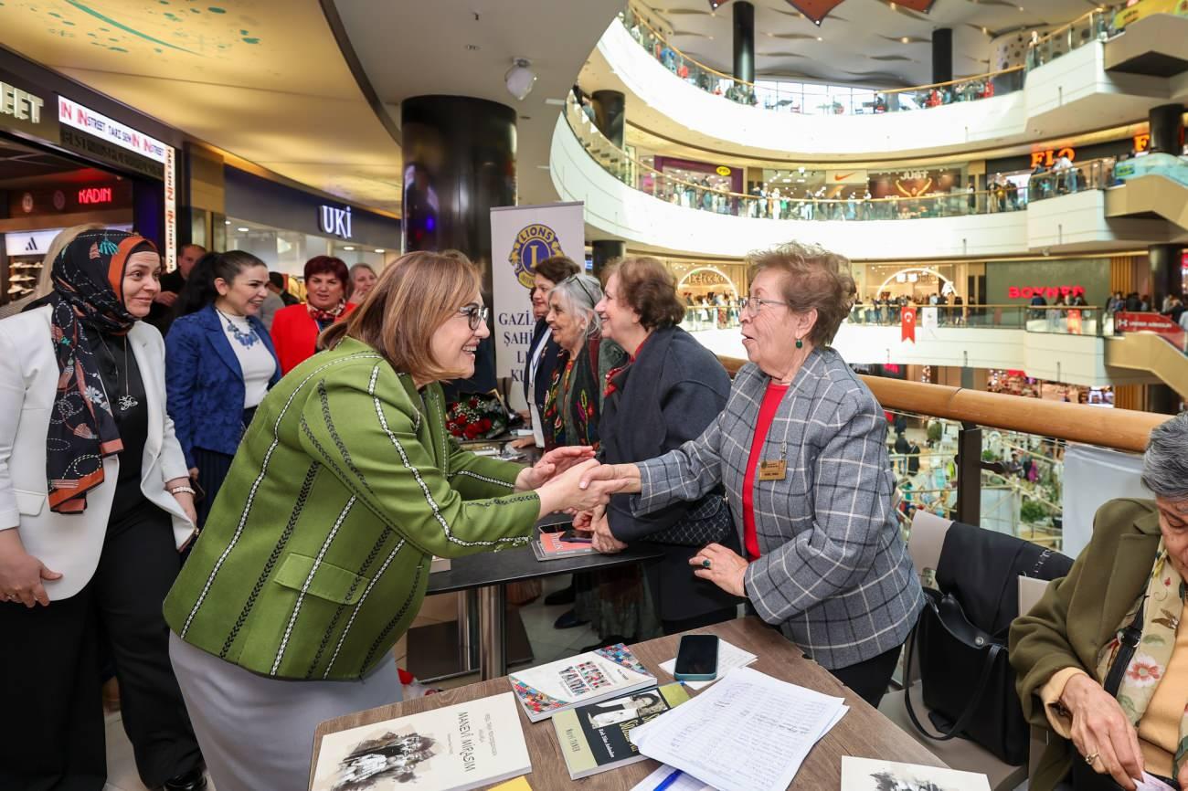 Gaziantep Büyükşehir Belediye Başkanı Fatma Şahin katılımcı kadınlarla selamlaşırken