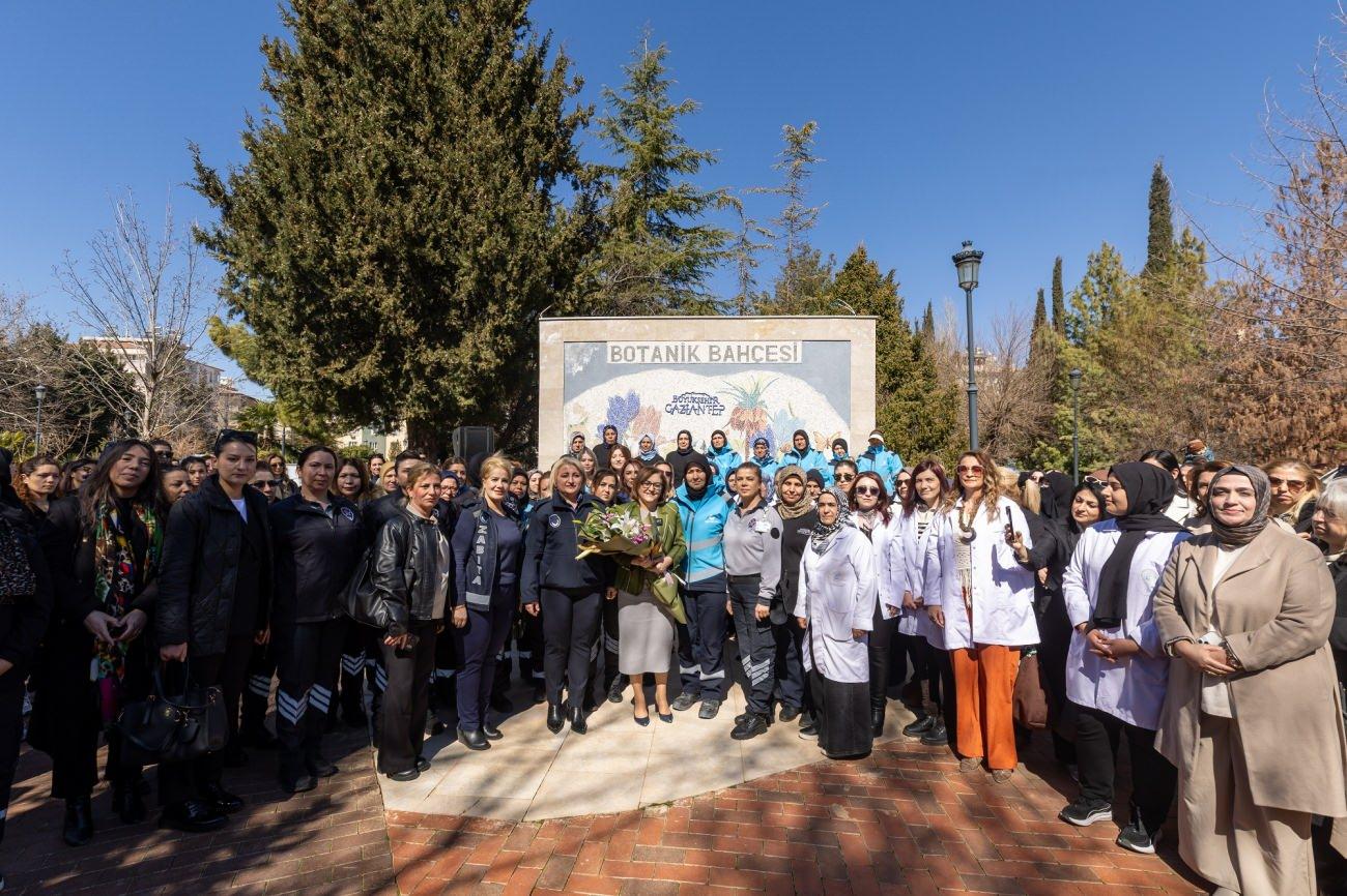 Gaziantep Büyükşehir Belediye Başkanı Fatma Şahin ve çalışan kadınlar Botanik Bahçesinde