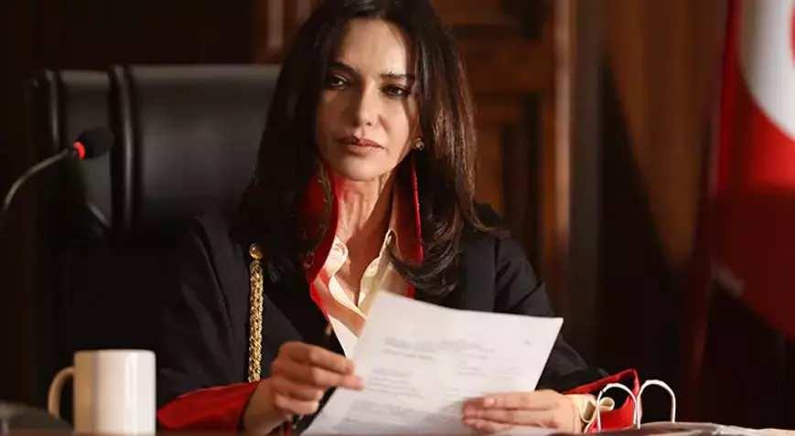 Hande Ataizini  Taş Kağıt Makas dizisinden bir karesi