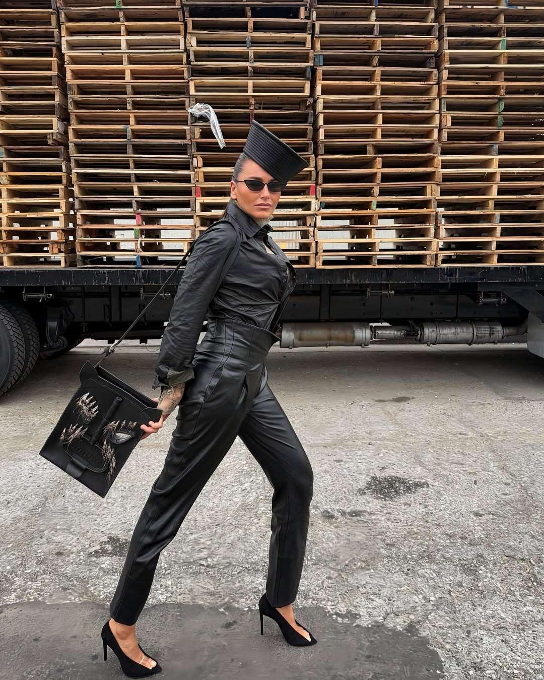 Eda Taşpınarın tasarım ayakkabıyla sosyal medya paylaşımı