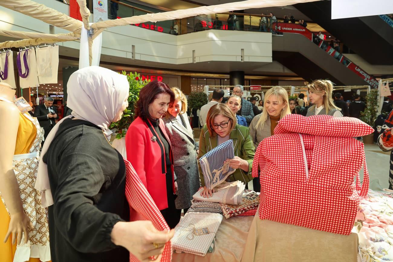Gaziantep Büyükşehir Belediye Başkanı Fatma Şahin sergide