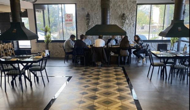 Adliyede destek pozu, sonra mangal sofrası