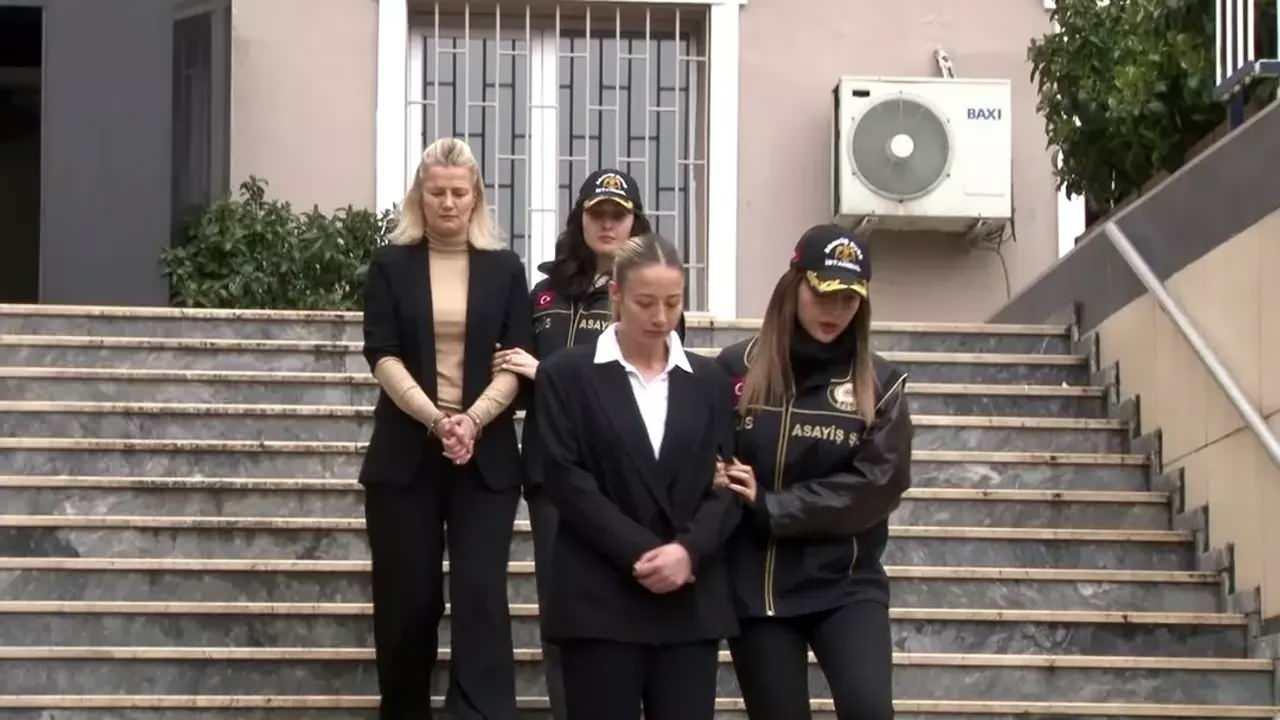 Aleyna Kalaycıoğlu ve annesi tutuklanmak üzere adliyeye sevk edilirken