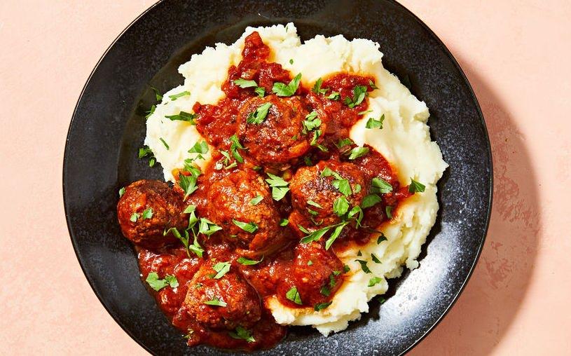 Patates püresi yatağında soslu köfte