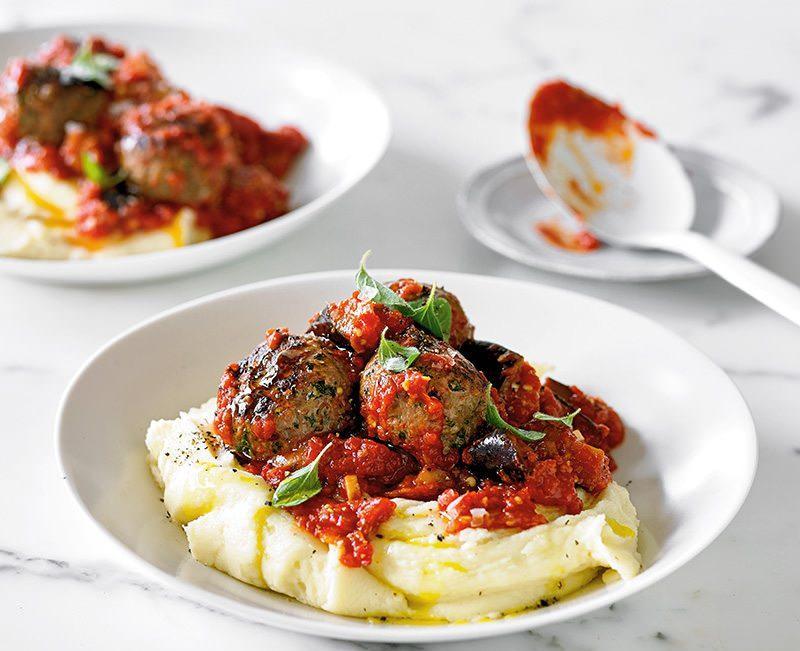 Patates püresi yatağında soslu köfte