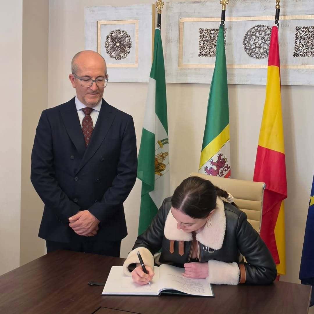 Melis Sezen Torvizcón Belediyesinin Şeref Defterini imzalıyor