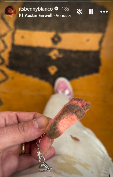 Benny Blanco ayaklarının anahtarlığını yaptırdı