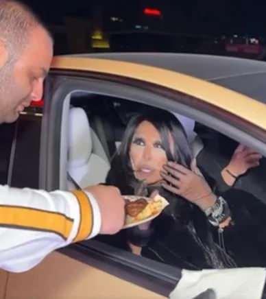Bülent Ersoy aracında köfte yiyor