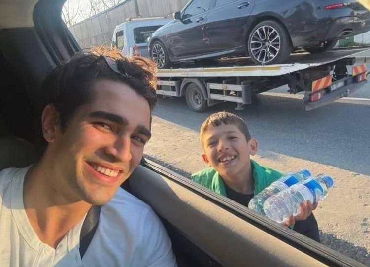 Mert Ramazan Demir ve küçük hayranı 