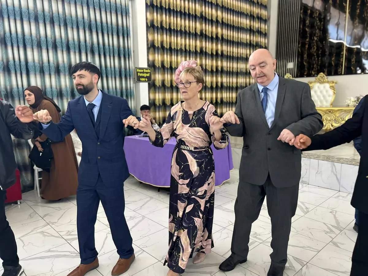 İskoçyalı gelini ailesi de halay çekti