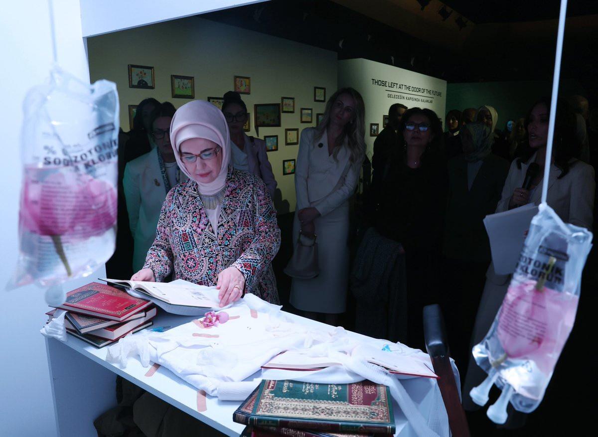 Emine Erdoğan sergiyi gezerken çekilen bir kare